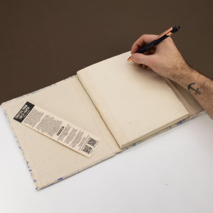 Vista del Cuaderno Lokta con algodón azul eco artesanal abierto tamaño grande.