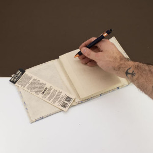 Vista del Cuaderno Lokta con algodón azul eco artesanal abierto tamaño mediano.