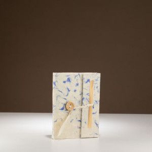 Presentación del Cuaderno Lokta con algodón azul eco artesanal pequeño.