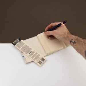 Vista del Cuaderno Lokta con algodón azul eco artesanal abierto tamaño pequeño.