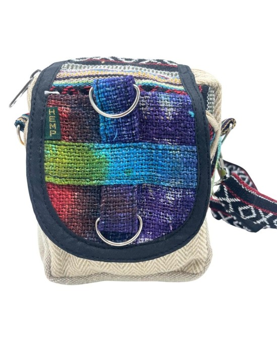 Bolso bandolera artesanal de cáñamo con diseño tie dye.