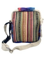 Bolso cruzado de cáñamo con solapa y dos cremalleras