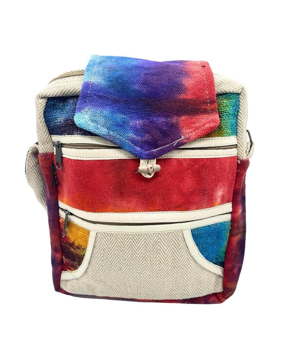 Bolso bandolera artesanal de cáñamo con doble bolsillo y solapa.