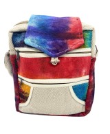 Bolso bandolera artesanal de cáñamo con doble bolsillo y solapa.