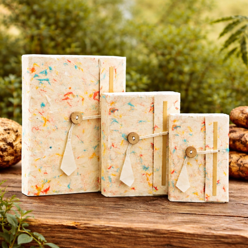 Cuadernos de algodón multicolor con papel Lokta disponible en 3 tamaños.