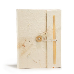 Cuadernos Lokta con flores naturales prensadas disponible en 3 tamaños.