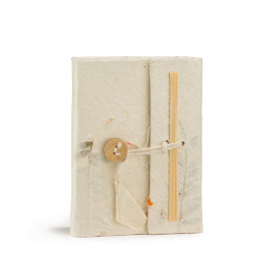 Cuadernos Lokta con flores naturales prensadas disponible en 3 tamaños.