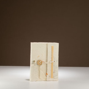 Cuaderno artesanal Lokta con flores prensadas