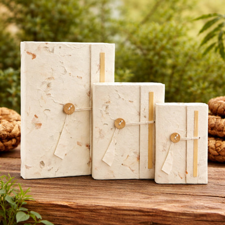 Cuadernos Lokta con flores naturales prensadas disponible en 3 tamaños.