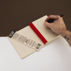 Vista superior del Cuaderno Lokta con hoja de Bodhi prensada.