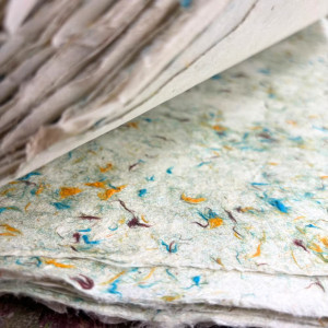 Papel Lokta Algodón Verde artesanal ideal para proyectos creativos.