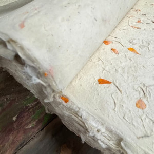 Papel Lokta Marigold Artesanal ideal para proyectos manuales.