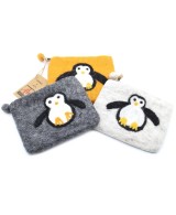 Monedero artesanal de lana afieltrada con diseño de pingüino y cierre de cremallera.