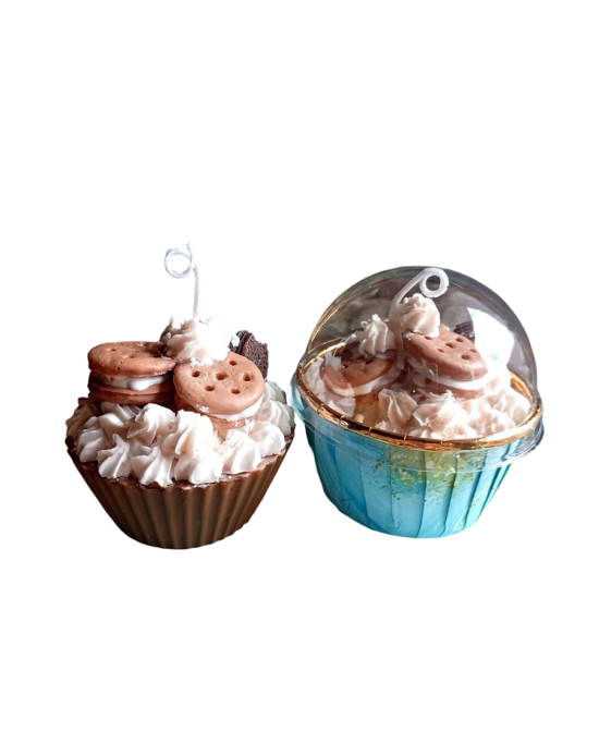 Vela cupcake de cera de soja con galletitas decorativas y crema blanca hecha a mano.