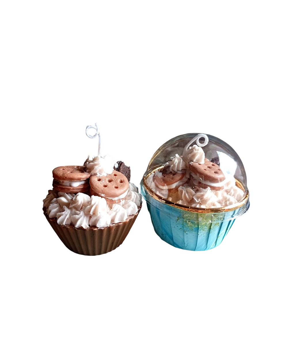 Vela cupcake de cera de soja con galletitas decorativas y crema blanca hecha a mano.