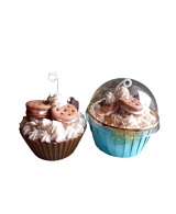 Vela cupcake de cera de soja con galletitas decorativas y crema blanca hecha a mano.