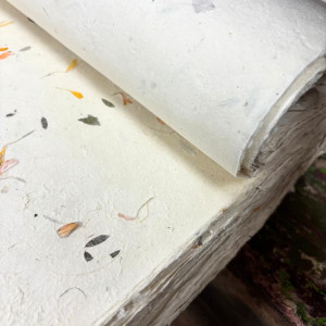 Presentación del Papel Lokta Algodón Floral Mixto especial manualidades.