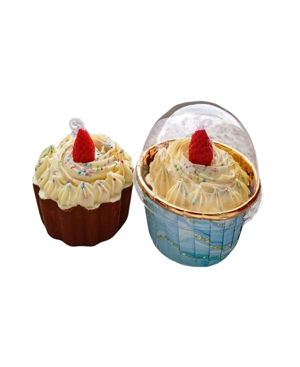 Vela cupcake de cera de soja natural con crema, fresa decorativa y virutas de colores hecha a mano.