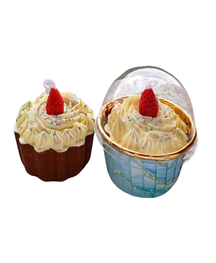 Vela cupcake de cera de soja natural con crema, fresa decorativa y virutas de colores hecha a mano.