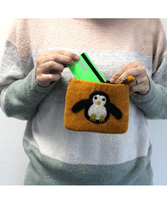 Tamaño del Monedero artesanal hecho a mano con diseño de pingüino.