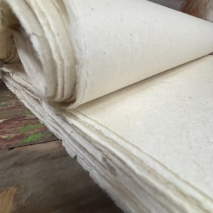 Pack de papel lokta ecológico liso para proyectos de papelería sostenible.