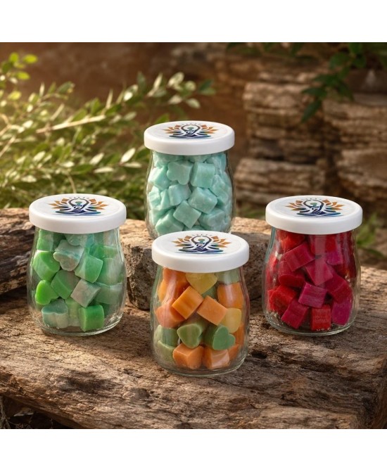 Tarros de vidrio con cubos de cera de soja perfumada para ambientar el hogar mediante quemadores.