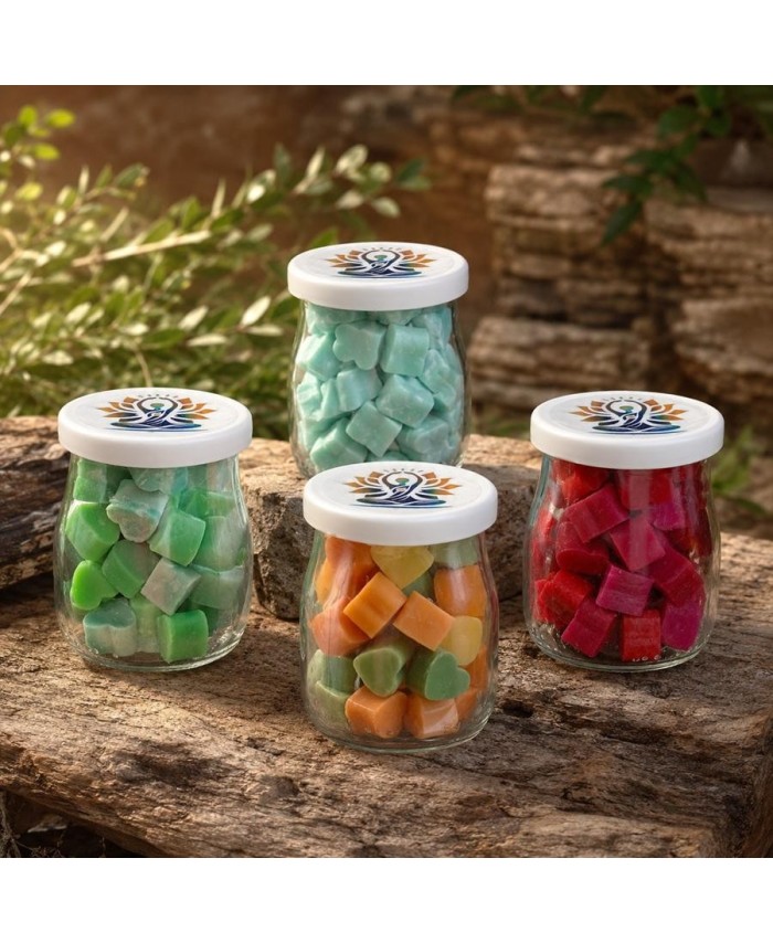 Tarros de vidrio con cubos de cera de soja perfumada para ambientar el hogar mediante quemadores.