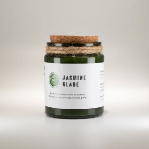 Vela de soja aromática jazmín en frasco de vidrio verde con tapa de corcho.