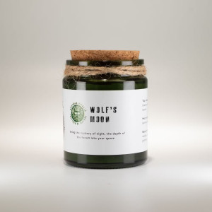 Vela de soja aroma bosque nocturno en frasco de vidrio verde con tapa de corcho.