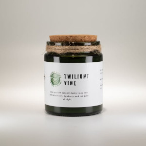 Vela de soja aroma bayas en frasco de vidrio verde con tapa de corcho natural.