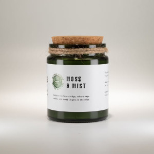 Vela de soja aroma musgo en frasco de vidrio verde con tapa de corcho natural.