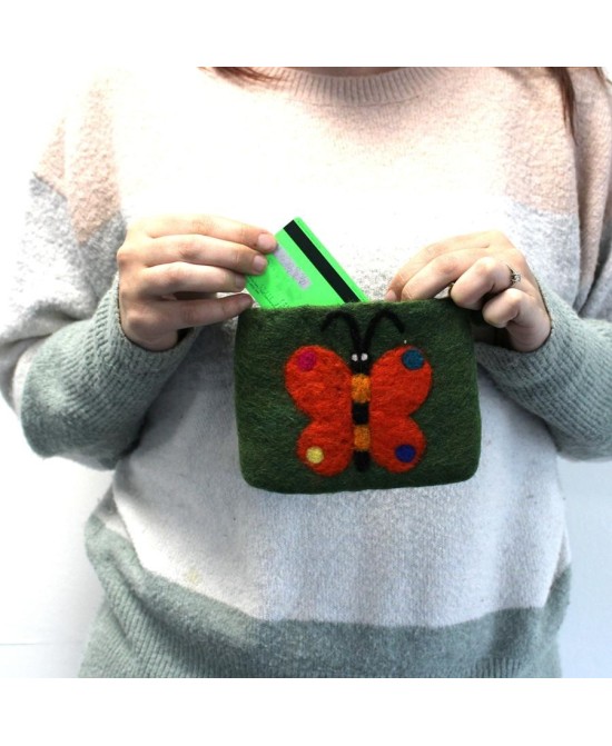 Acabados decorativos cosidos a mano en monedero de fieltro artesanal.
