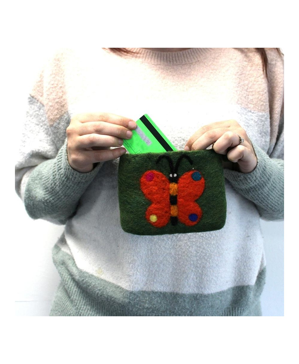 Acabados decorativos cosidos a mano en monedero de fieltro artesanal.