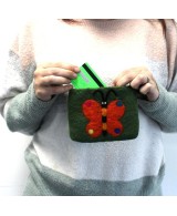 Acabados decorativos cosidos a mano en monedero de fieltro artesanal.