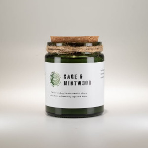 Vela de soja aroma salvia y menta en frasco de vidrio verde con tapa de corcho.