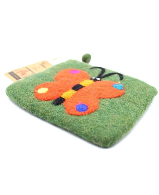 Detalle de lana afieltrada en monedero artesanal decorado con mariposa.