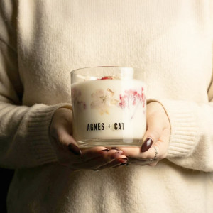 Vela botánica floral en envase de vidrio con flores secas para aromatizar el hogar.