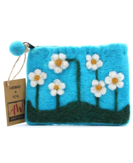 Monedero de flores hecho a mano con materiales naturales.