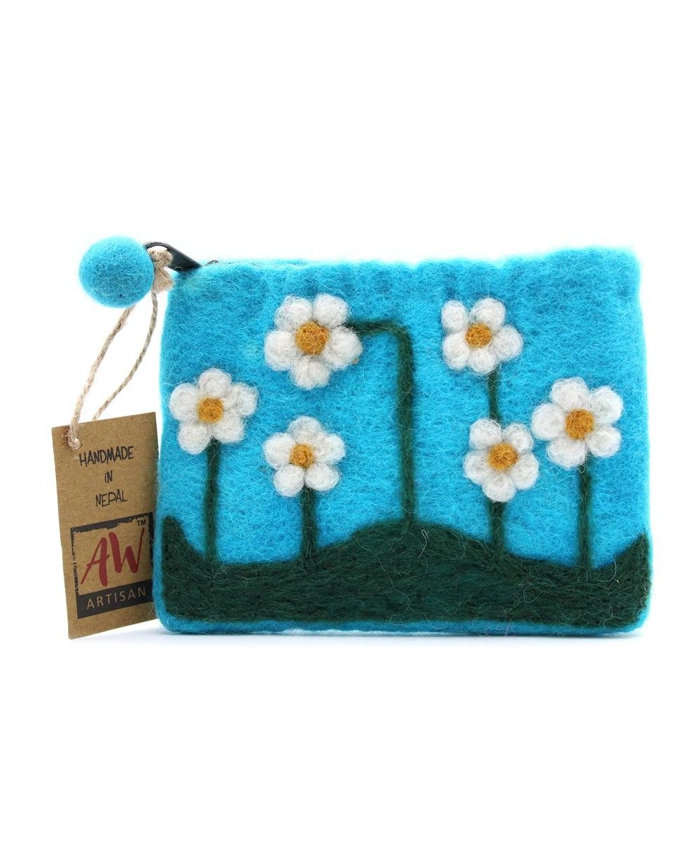 Monedero de flores hecho a mano con materiales naturales.