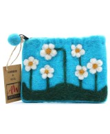 Monedero de flores hecho a mano con materiales naturales.