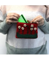Monedero floral de fieltro para guardar monedas y accesorios pequeños.