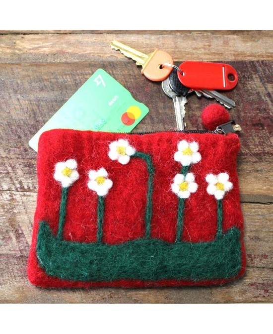 Monedero artesanal de lana afieltrada con flores decorativas hecho en Nepal.