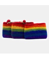 Monedero multicolor de fieltro artesanal para organizar pequeños objetos.