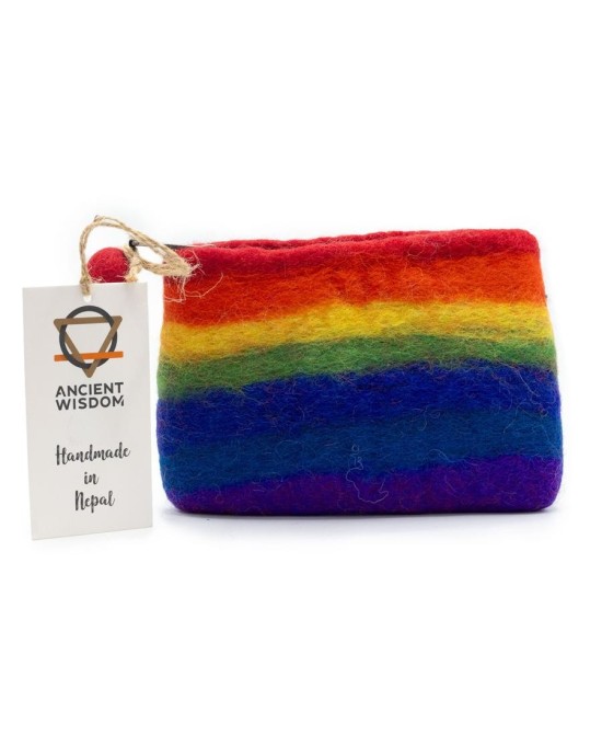 Monedero artesanal de fieltro con franjas multicolor inspirado en el arcoíris.