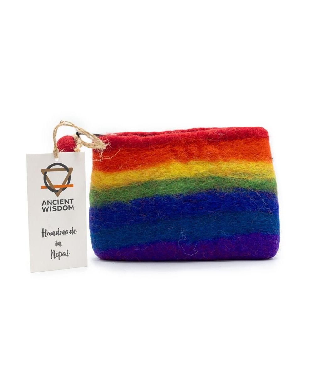 Monedero artesanal de fieltro con franjas multicolor inspirado en el arcoíris.