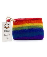 Monedero artesanal de fieltro con franjas multicolor inspirado en el arcoíris.