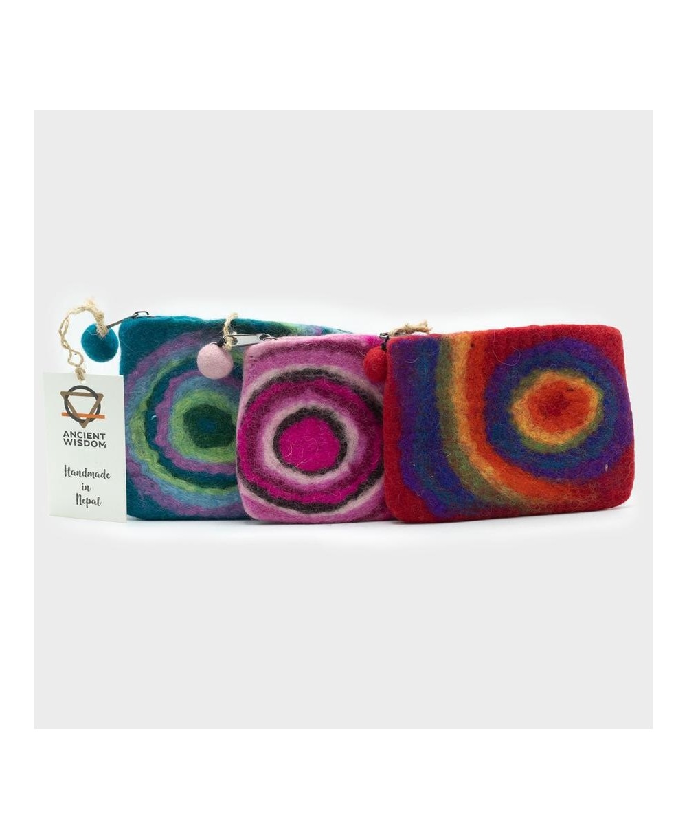 Monedero artesanal multicolor para organizar pequeños accesorios.
