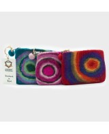 Monedero artesanal multicolor para organizar pequeños accesorios.