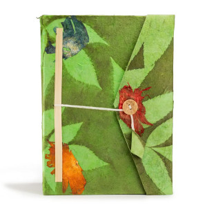 Cuaderno Lokta floral grande con cierre de bambú, disponible en 4 diseños.