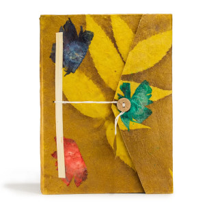 Cuaderno Lokta floral grande con cierre de bambú, disponible en 4 diseños.